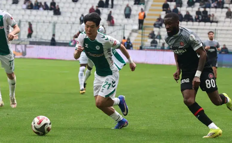 Konyaspor'da Jin-ho Jo sağ bekte oynadı