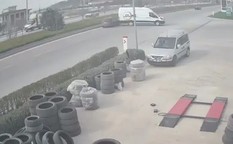 Konya’da faciadan dönüldü: Sürücüsüz minibüs caddeye çıktı