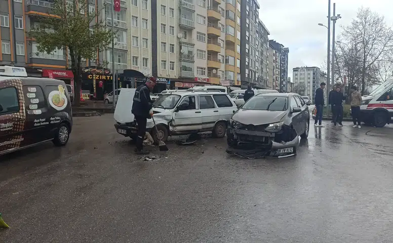 Konya'da öğle saatlerinde kaza! Sürücü hastaneye kaldırıldı