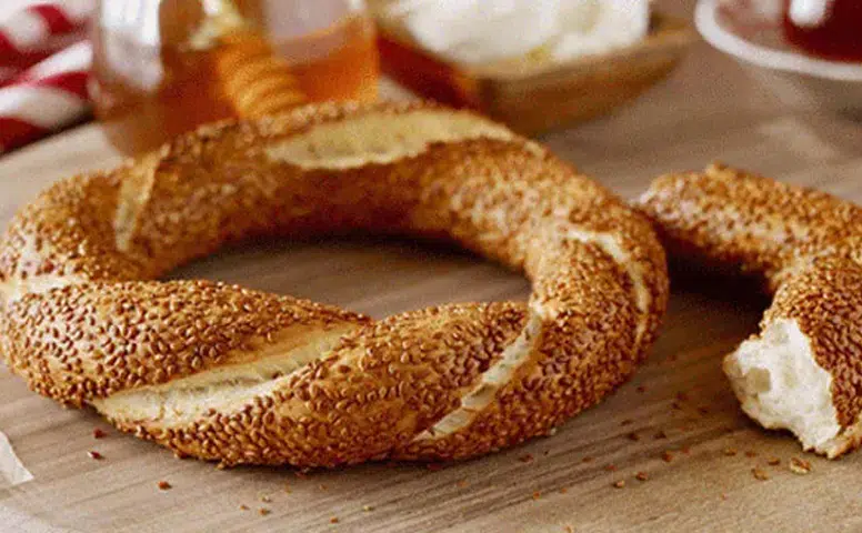 Konyalı emekli ve yaşlılar bu mekanda simit ve çayı ucuza yiyecek