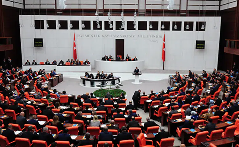 Yeni yasa kabul edildi! Doğum izni uzatıldı, sosyal medyaya yaş sınırı geldi