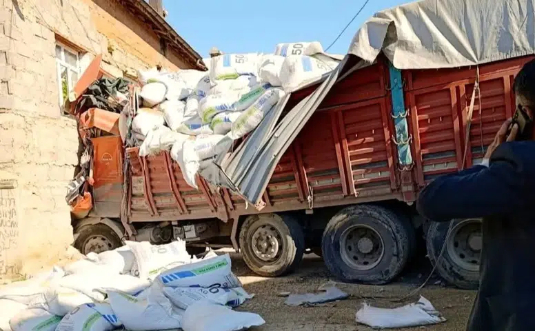 Konya'da kamyon kontrolden çıktı, eve çarptı!