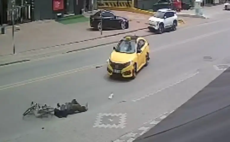 Konya’da taksi bisikletliye çarptı! Savrulma anı kamerada