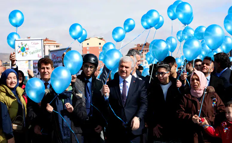 Konya’da otizm farkındalığı için mavi balonlar gökyüzüne bırakıldı