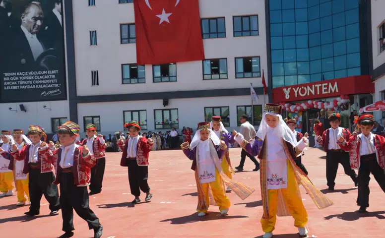 Konya’da ertelenen 23 Nisan kutlaması renkli görüntülere sahne oldu