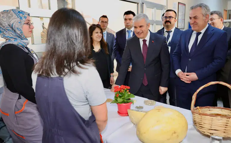 Konya’da Vali Akın öğrencilerin TÜBİTAK projelerini tek tek inceledi