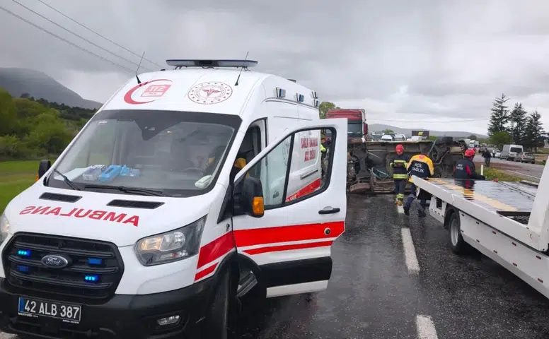 Sürücü direksiyon hakimiyetini kaybetti! Konya’da minibüs devrildi