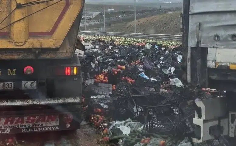 Konya’da trafik kazası! Meyve yüklü tır kaza yaptı