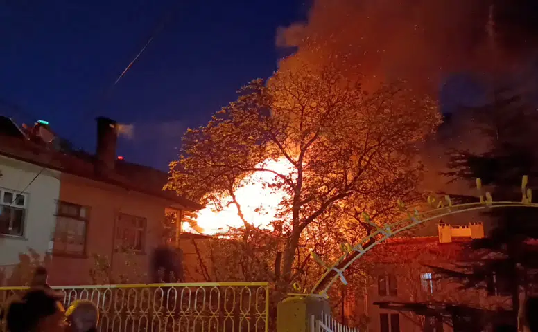 Karaman'da korkutan yangın: 2 ev kullanılamaz hale geldi