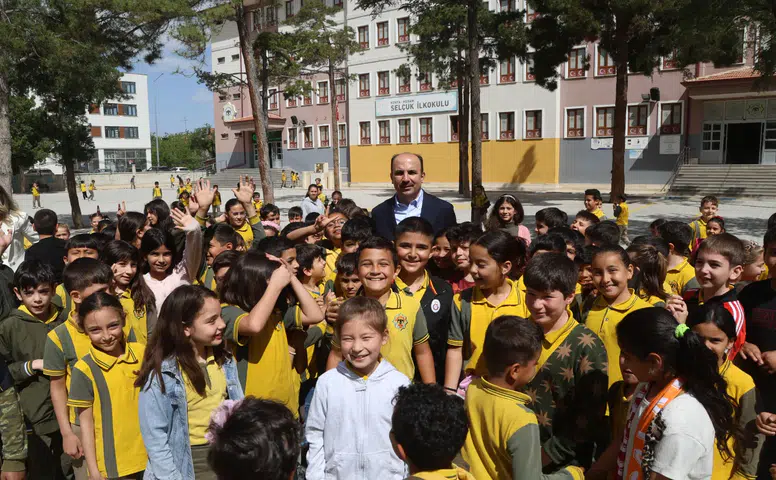 Başkan Altay Selçuk İlkokulu’nda eski günlerine döndü, duygusal anlar yaşadı