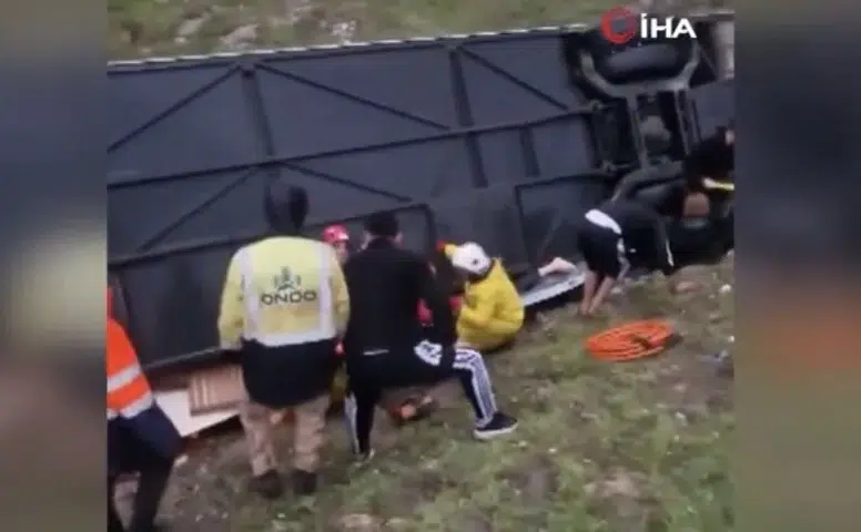 Otobüs devrildi! Çok sayıda yaralı var
