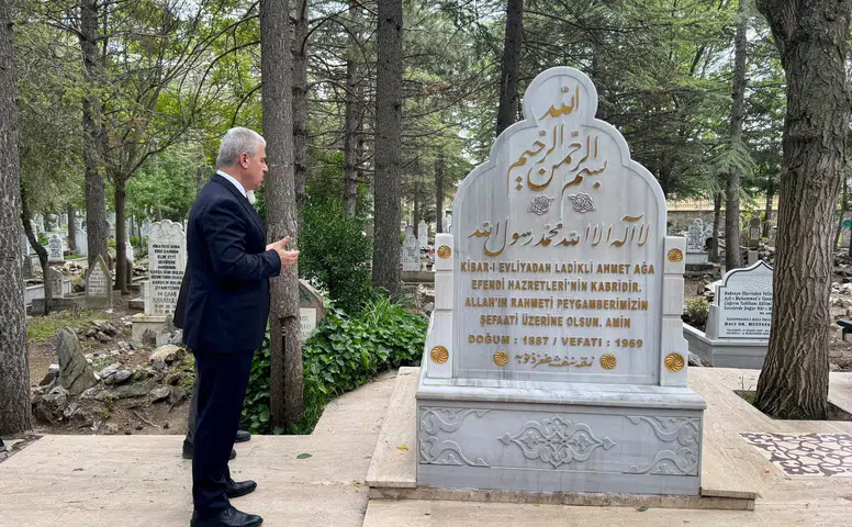 Konya Valisi o mübarek zatın kabrine gitti!