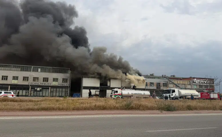 Konya’da mobilya işletmesinde yangın çıktı! İtfaiye seferber oldu
