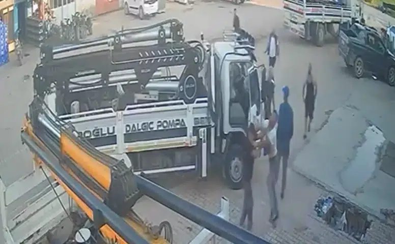 Konya’da sanayi sitesinde kavga kamerada! Tekme tokat saldırdılar