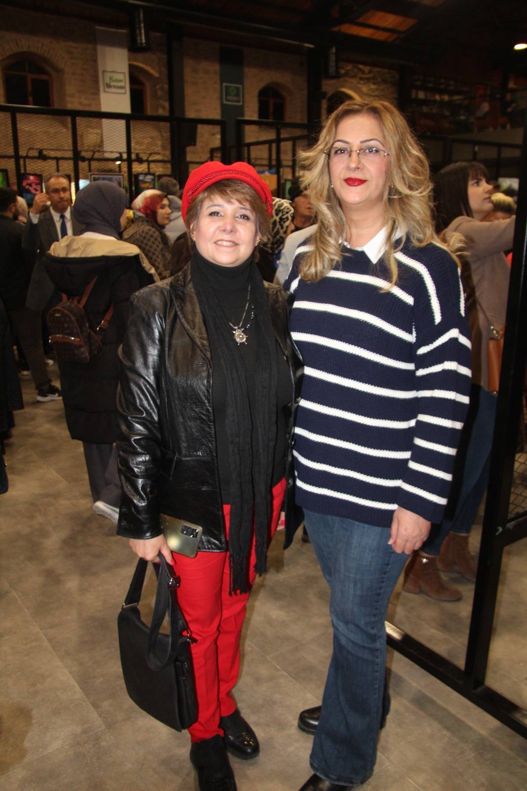 Dostlar sergide buluştu 1