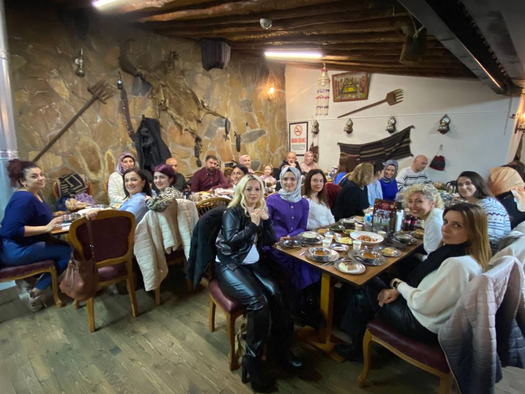 Sanatçılar iftarda bir araya geldi 1