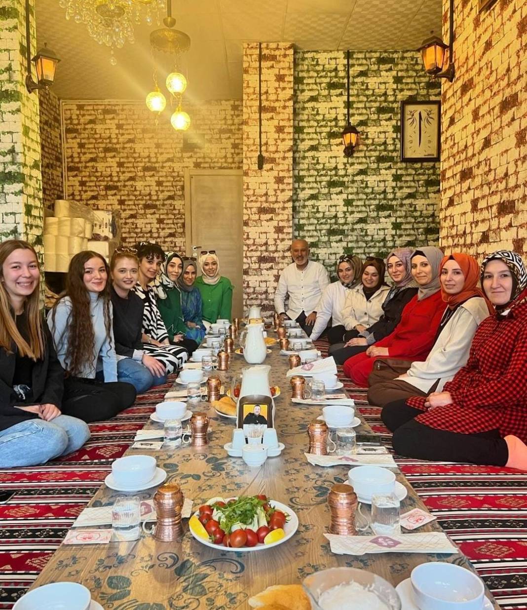 İftar yemeğinde bir araya geldiler 1