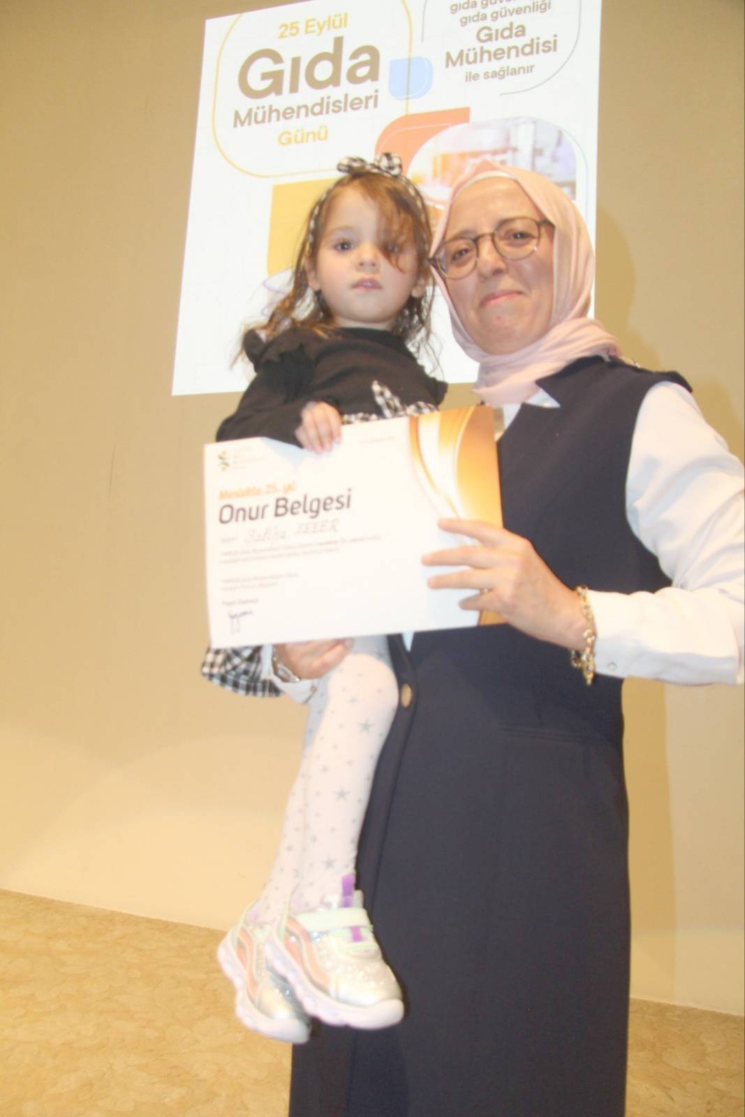 Belgesini kızının elinden aldı 1