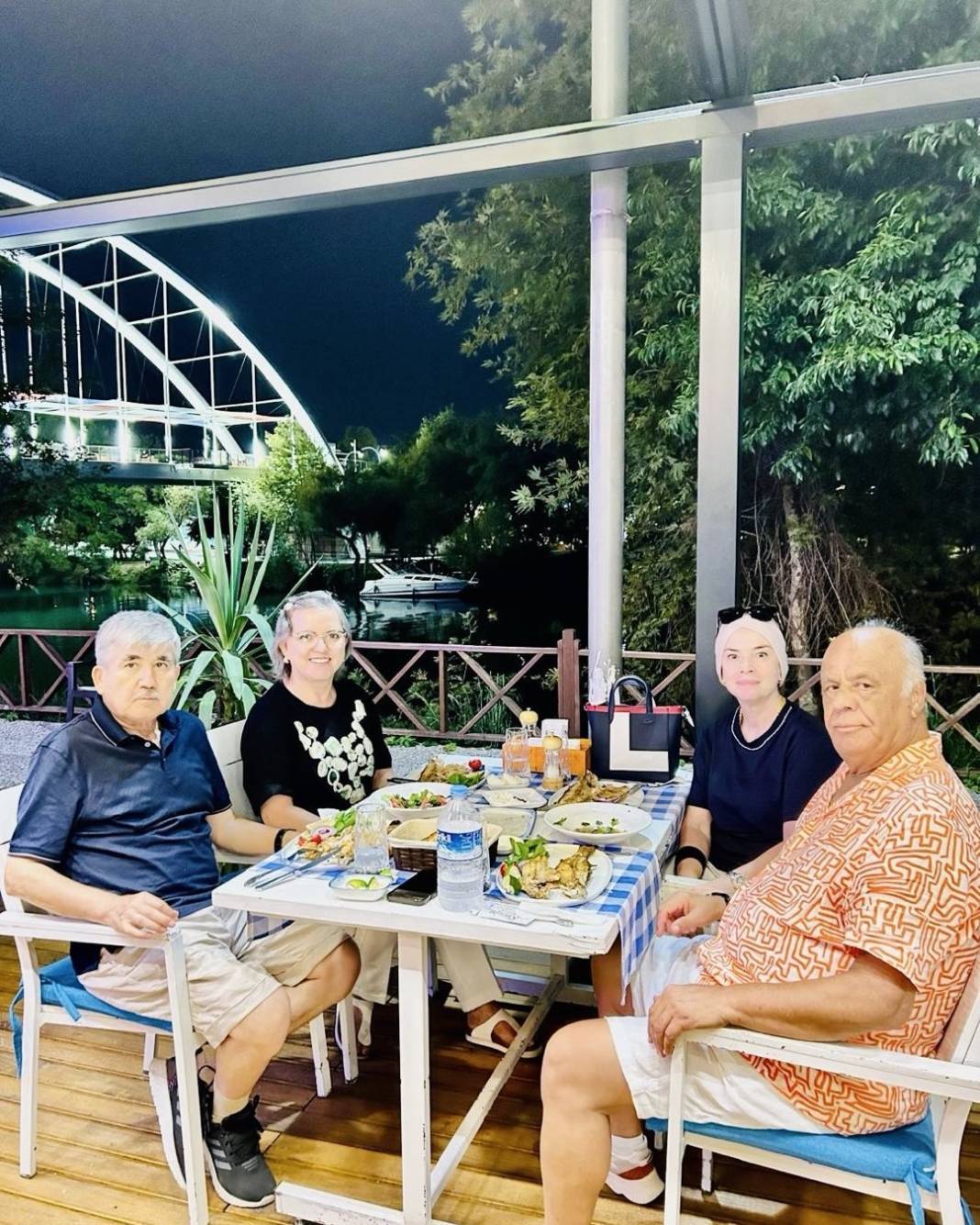 Dostlar birlikte yemek yedi 1