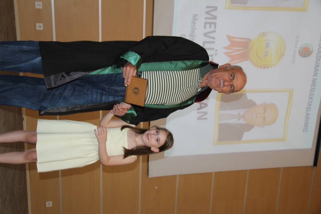 Plaketini torununun elinden aldı 1