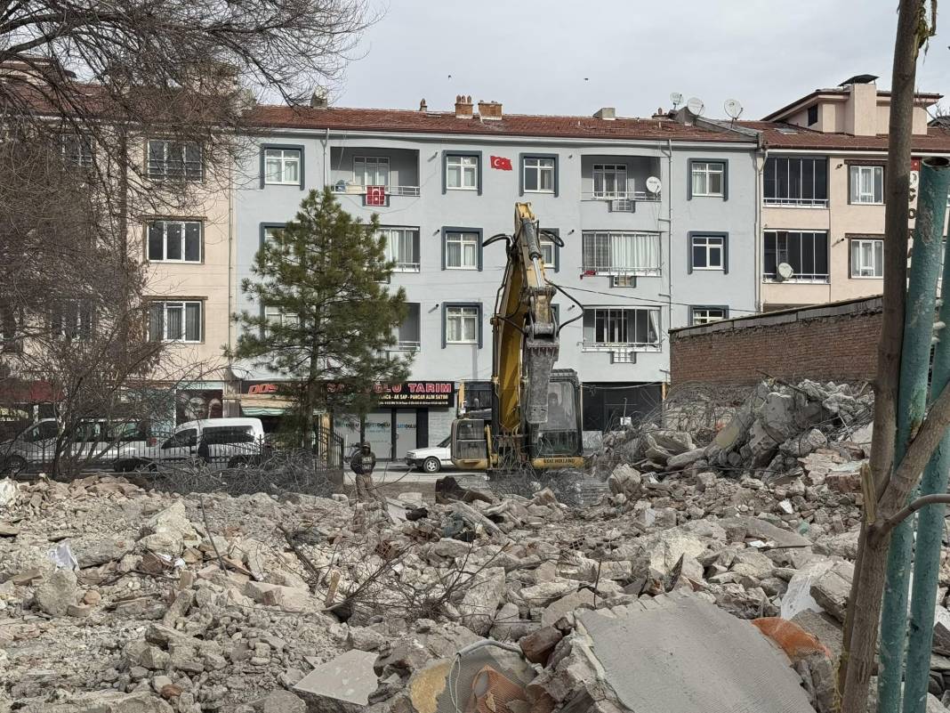Konya’da ömrünü tamamlayan bina yıkılıyor! 2