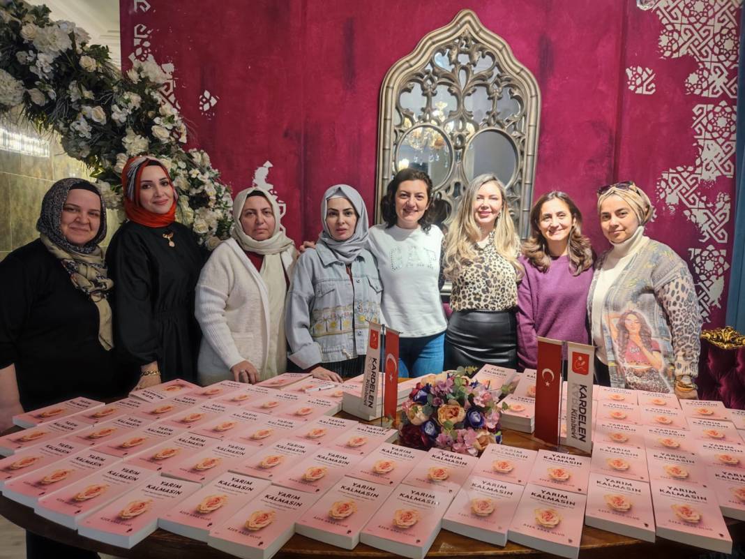 Uluğ, kitabını imzaladı 1