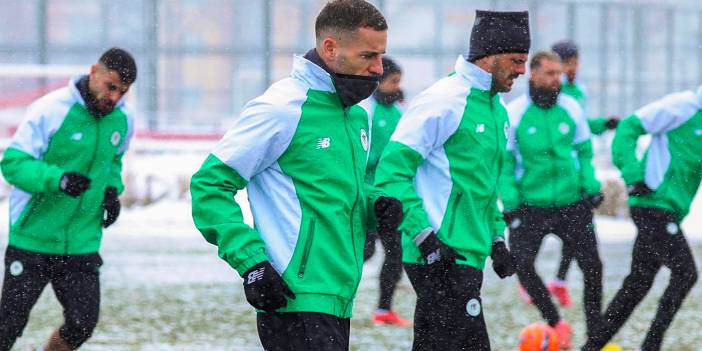 Konyaspor, son idmanını Kayseri’de yoğun kar yağışı altında yaptı