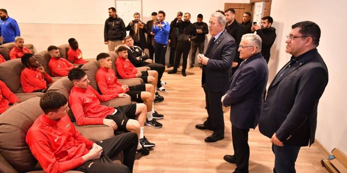 Hulusi Akar'dan Kayserispor- Konyaspor maçı öncesi ziyaret! Maçın önemini oyunculara anlattı