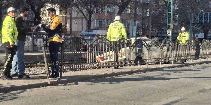 Konya’da araç tramvay durağına uçtu!
