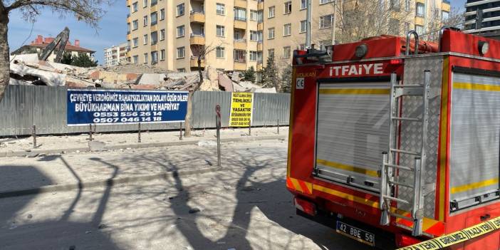 Konya'da bina çöktü! Çökme anı kamerada
