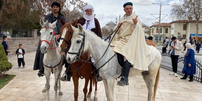 Atla Konya'yı gezmek mi? Üç çılgın arkadaşın durak noktası bakın neresi oldu