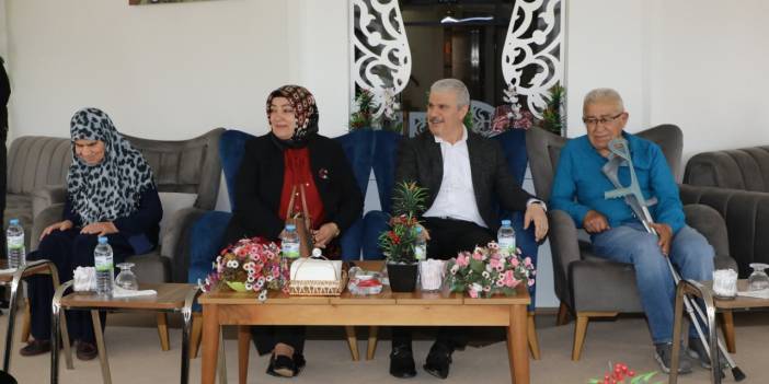 Konya Valisi Akın'dan örnek davranış! Eşi de katıldı