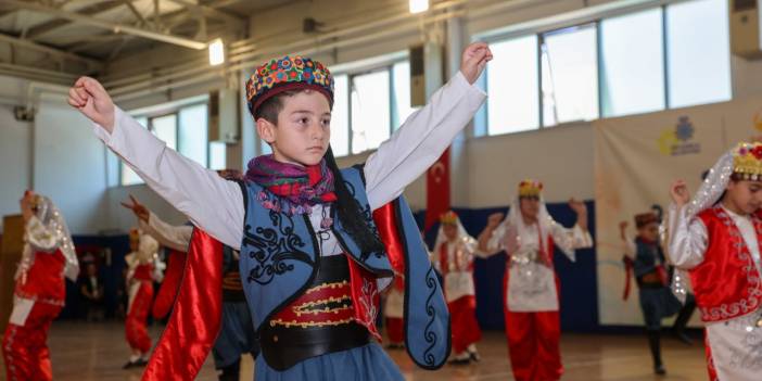 Halk oyunları coşkusu: Selçuklu ’da 600 öğrenciden muhteşem gösteri