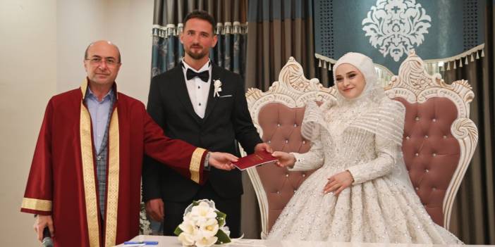 Konyalı başkan, genç çiftin mutluluğuna ortak oldu ve nikahı kıydı!