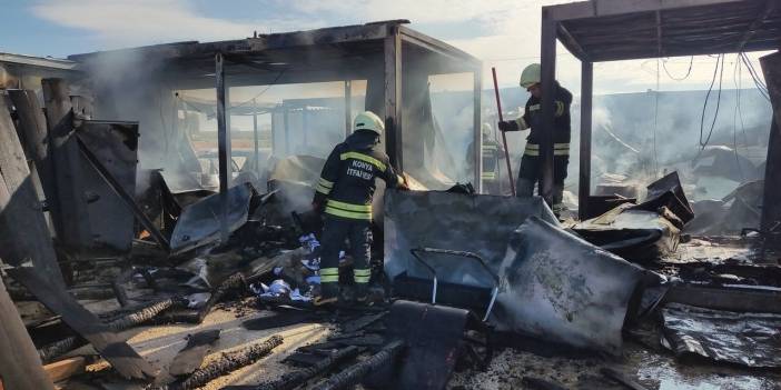 SON DAKİKA! Konya'da okul inşaatında büyük yangın! 7 Konteyner alevlere teslim oldu