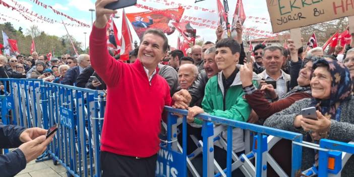 CHP Milletvekili Mustafa Sarıgül mitinge gelen Konyalılarla selamlaştı