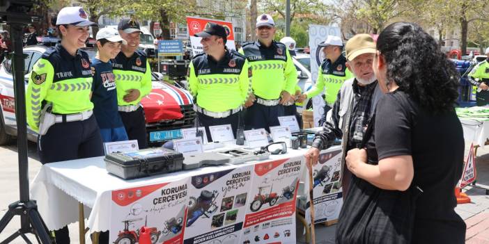 Konya’da trafik bilinci için protokol ve öğrenciler bir araya geldi