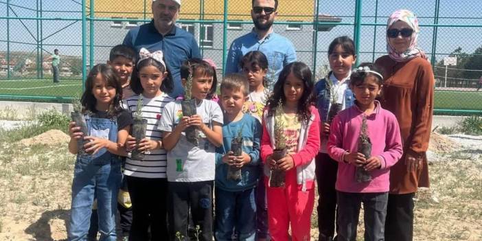 Konya Karapınar'da öğrenciler 110 fidanı toprakla buluşturdu