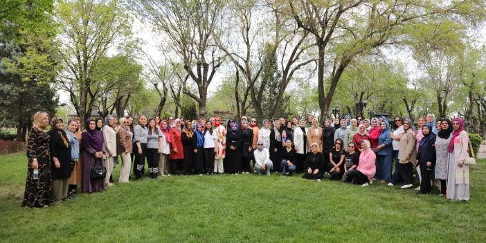 Karatay Belediyesi Anneler Günü’nü unutmadı: Şehir Parkı’nda sıcacık kutlama