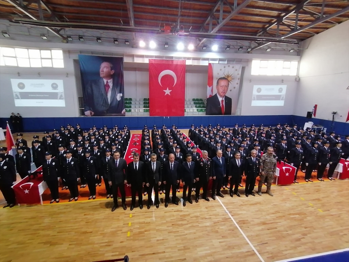 aa-20231209-33141541-33141538-konyada-egitimlerini-tamamlayan-polis-adaylari-icin-toren-duzenlendi.jpg