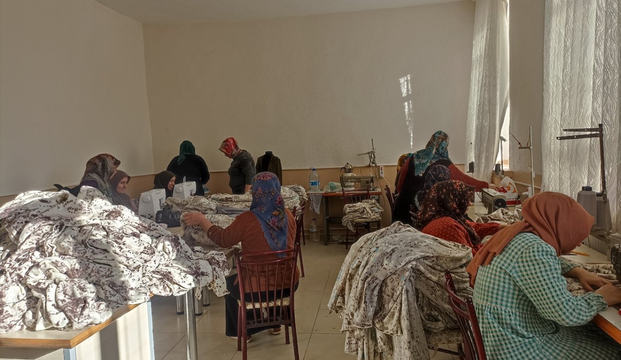 aa-20231218-33215154-33215148-guneysinir-halk-egitimi-merkezi-gazze-icin-uretiyor.jpg