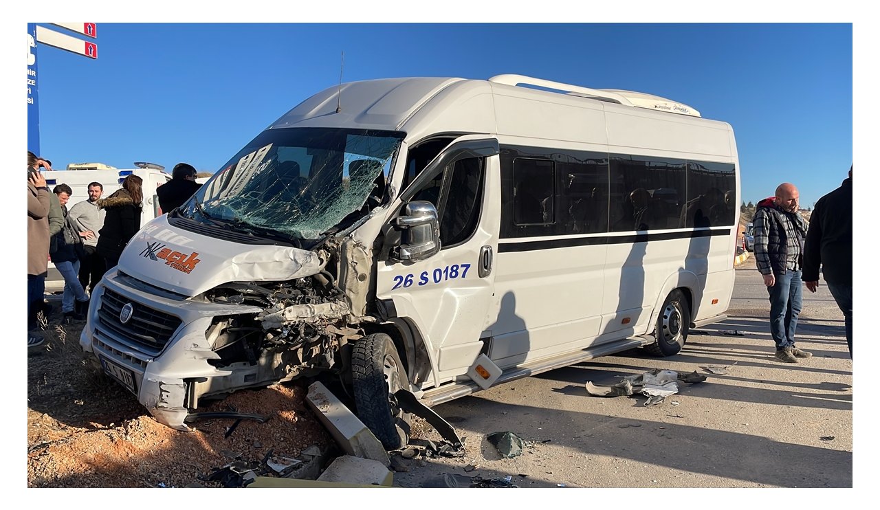 aa-20231219-33224370-33224364-eskisehirde-iki-isci-servisinin-carpismasi-sonucu-10-kisi-yaralandi.jpg