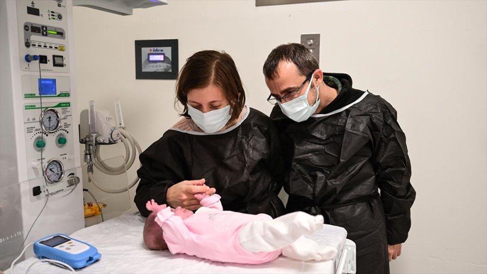 Parmak bebek tam 155 gün sonra yaşama tutundu!