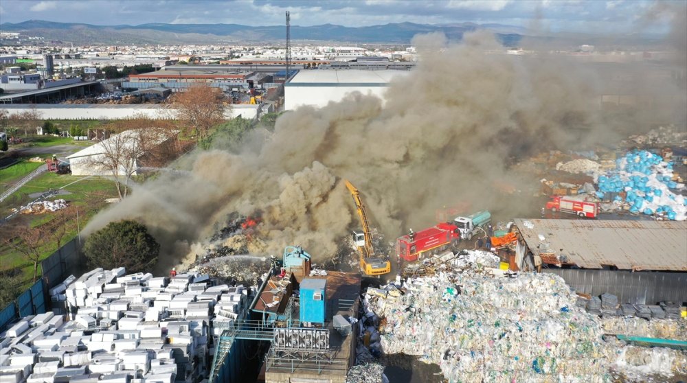 Geri dönüşüm tesisinde yangın! İşte son durumu...