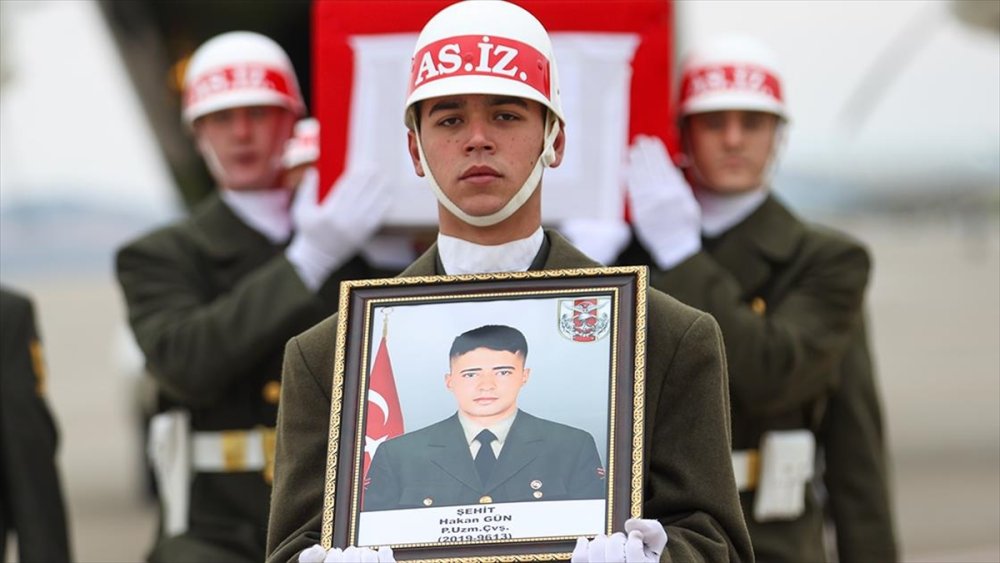 Hayat duruyor, biriniz çekip gidince! Sanat dünyası ünlüleri de yasa boğdu