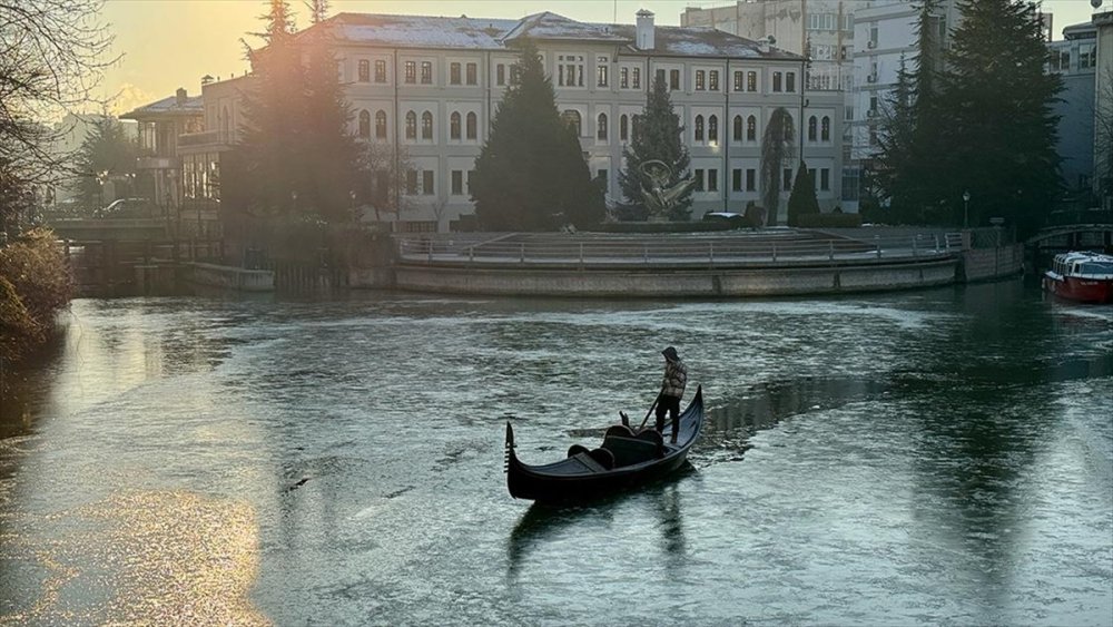 Meşhur Porsuk Çayı'nda buz tabakası oluştu