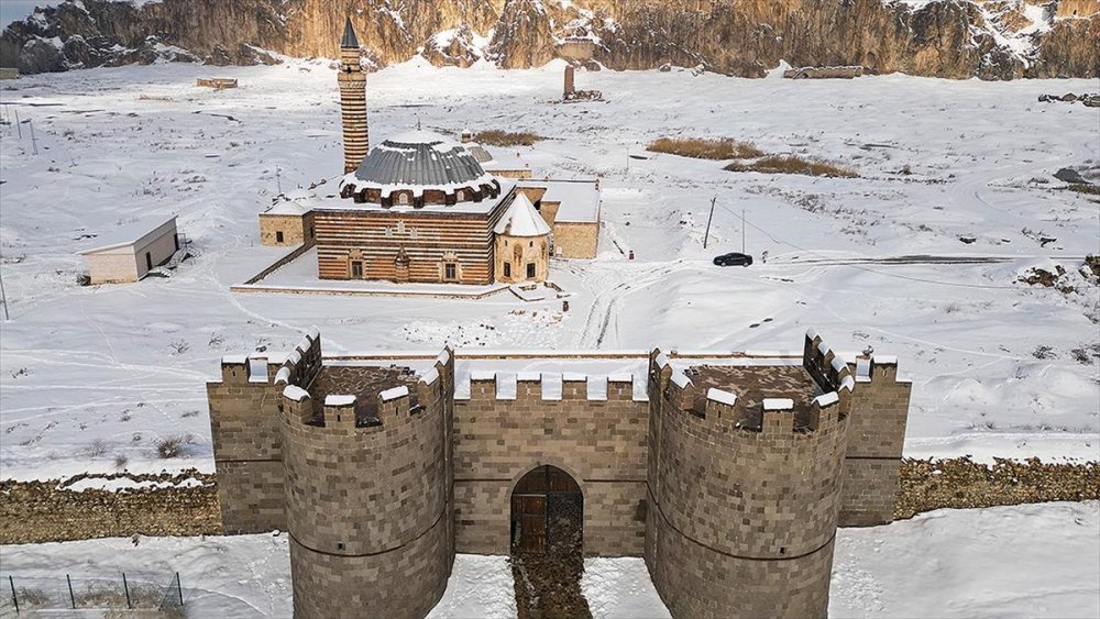 Tarihi yapılar kara gömüldü!