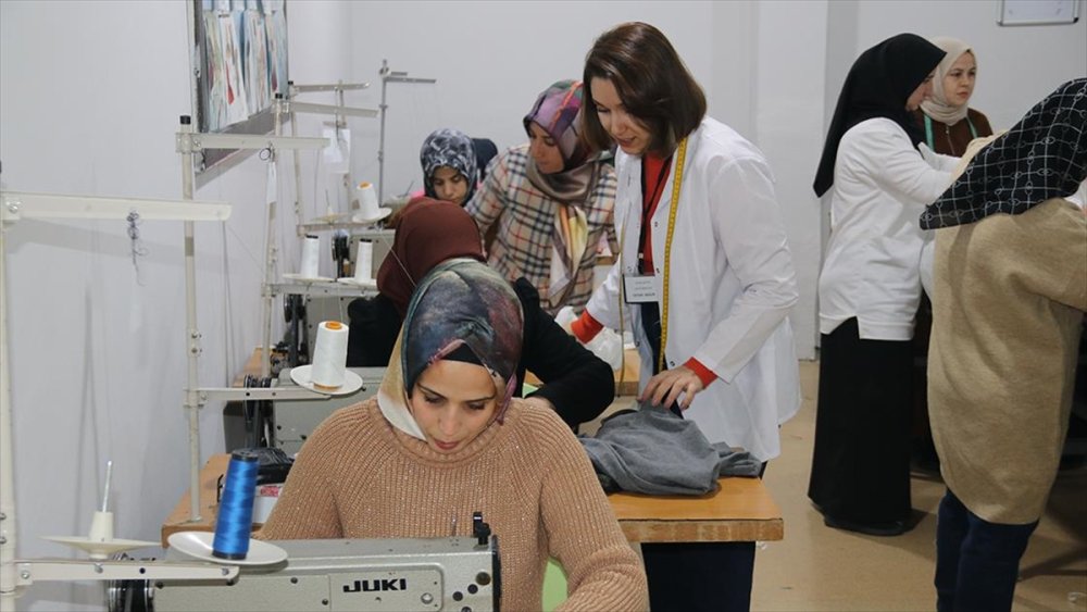 Anneler ve çocukları aynı okulda eğitim görüyor!