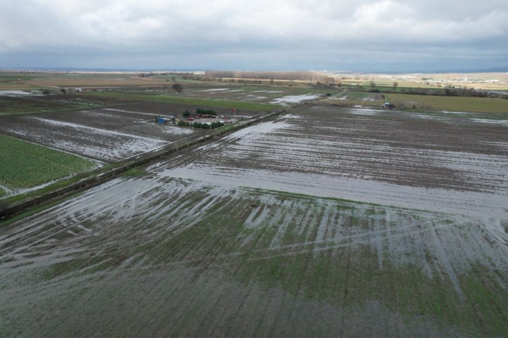 Aşırı yağışlar koskoca ovayı sular altında bıraktı!