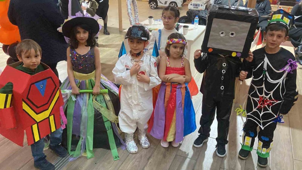 Minik öğrencilerin tasarladığı kostümlere herkes hayran kaldı!